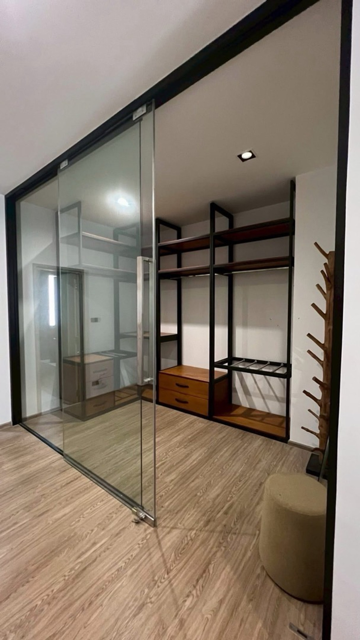 ขายทาวน์โฮมลาดพร้าว101 แฮปปี้แลนด์ : ขายทาวน์โฮมหรู THER LADPRAO 93 ลาดพร้าว 93 บ้านเพดานสูง Double Volume 5.8 เมตร 4 ห้องนอน พื้นที่ 246.62 ตร.ม ใกล้ CDC และ The Mall บางกะปิ