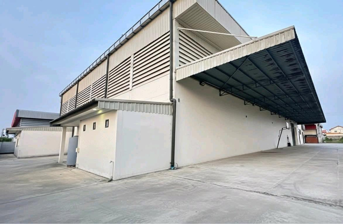 For RentFactoryMahachai Samut Sakhon : 🏭 Factory / warehouse for rent, Krathum Baen, Samut Sakhon 
, area over 5,000 sq m | 3-phase power 50 KVA | Trailer can enter | No common fees.