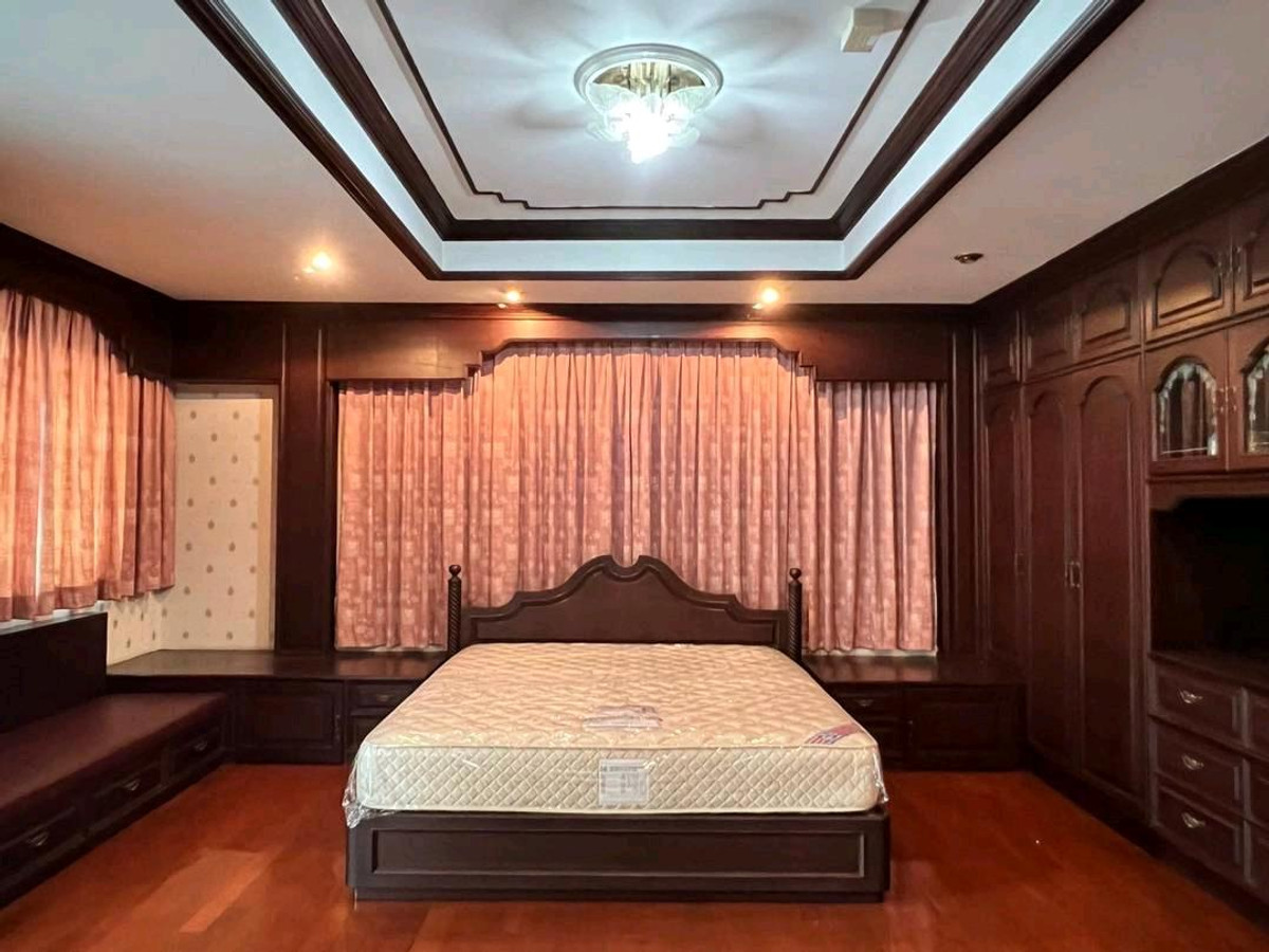 For SaleHouseSathorn, Narathiwat : Urgent sale
3 story house
Well decorated and ready to move in.
.
Soi Charoen Krung area