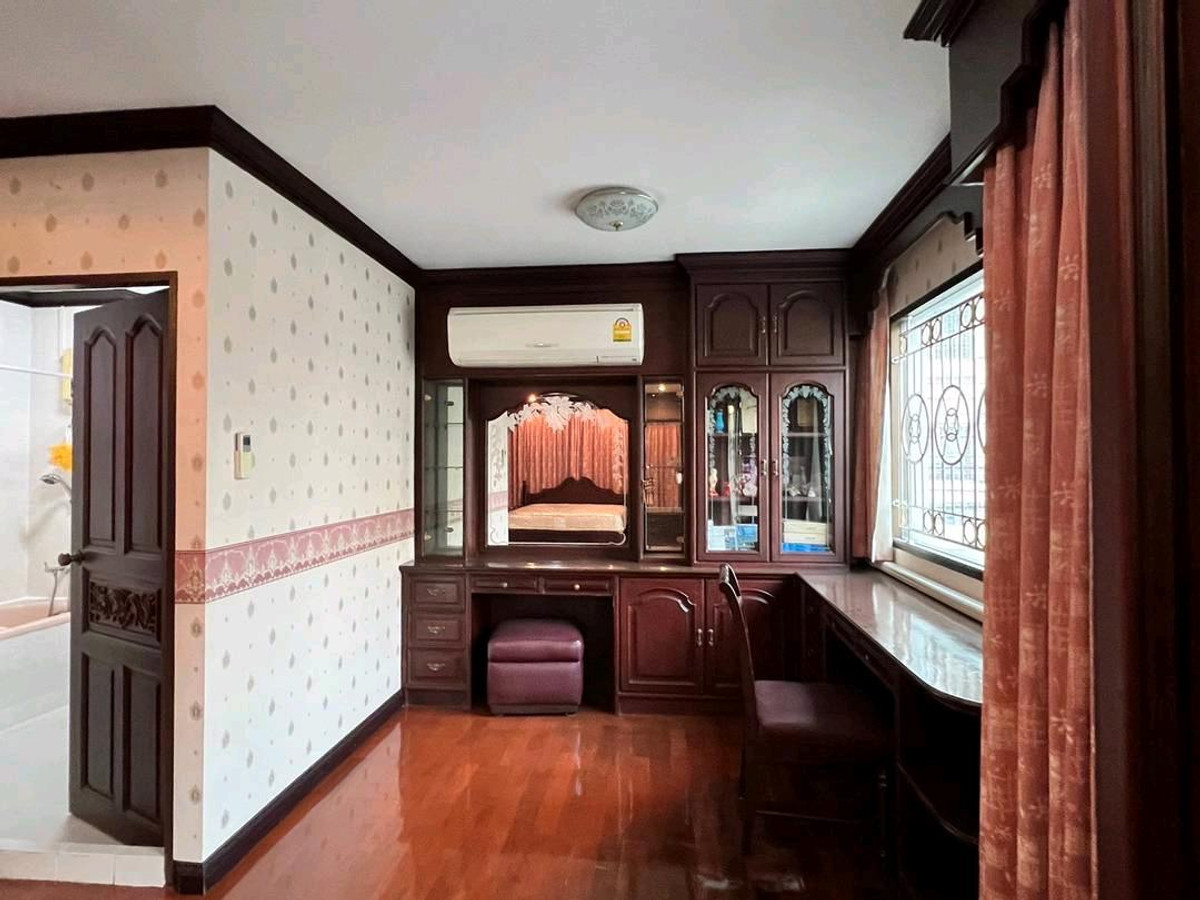 For SaleHouseSathorn, Narathiwat : Urgent sale
3 story house
Well decorated and ready to move in.
.
Soi Charoen Krung area