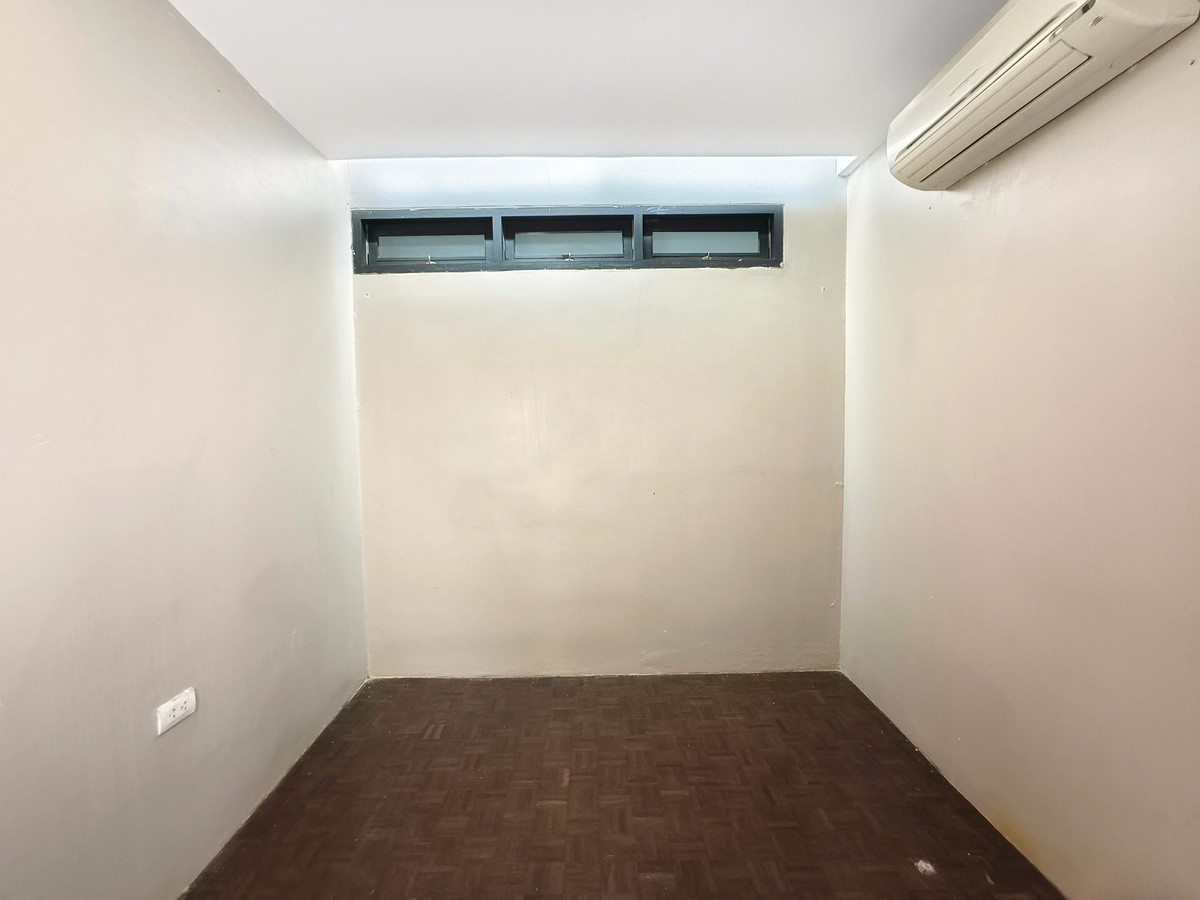 For SaleHouseKasetsart, Ratchayothin : For sale, single-storey detached house, Bali style, Soi Ratchada 36 (Charoensukniwet Village 5), 500 meters from the entrance of the alley, 68 sq m, 4 bedrooms, 5 bathrooms, 1 multi-purpose room. Near the BTS Lat Phrao and Ratchayothin.