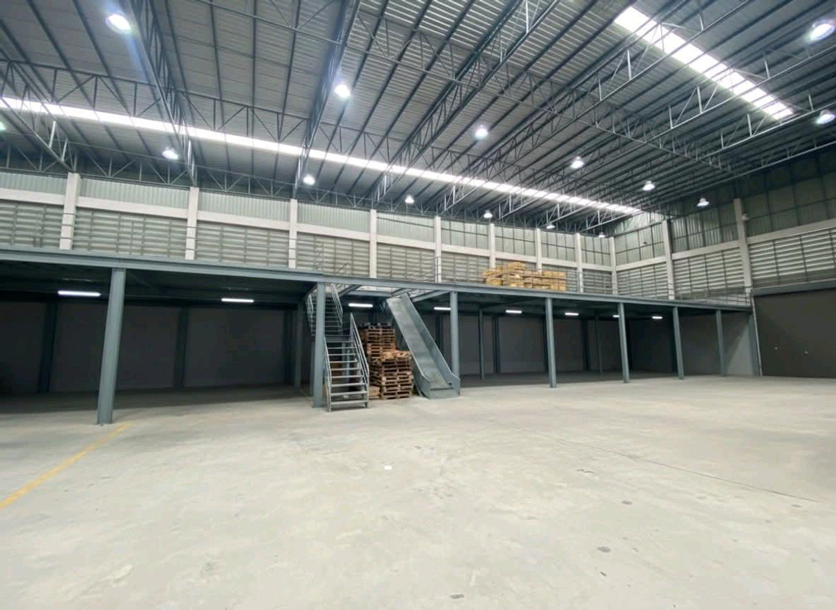 For RentFactoryMahachai Samut Sakhon : 🏭 Factory / warehouse for rent, Krathum Baen, Samut Sakhon 
, area over 5,000 sq m | 3-phase power 50 KVA | Trailer can enter | No common fees.