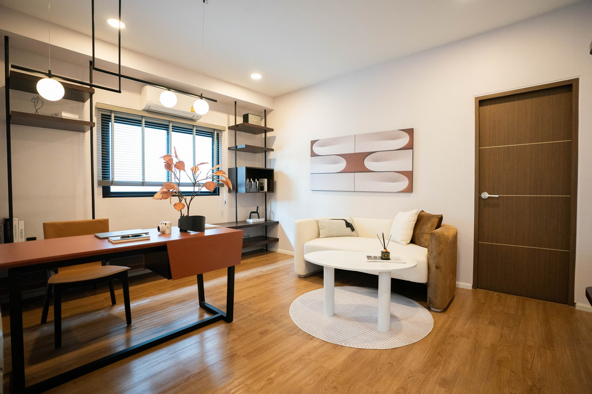 ขายทาวน์โฮมเลียบทางด่วนรามอินทรา : For sale Town house  in Liab Duan Ramintra! Easy to go ladprao and Ekkamai near Express way and Shopping mall