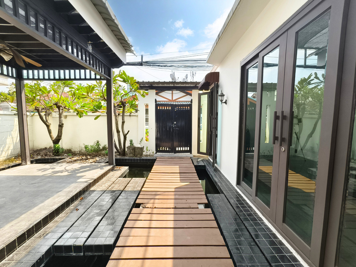 For SaleHouseKasetsart, Ratchayothin : For sale, single-storey detached house, Bali style, Soi Ratchada 36 (Charoensukniwet Village 5), 500 meters from the entrance of the alley, 68 sq m, 4 bedrooms, 5 bathrooms, 1 multi-purpose room. Near the BTS Lat Phrao and Ratchayothin.