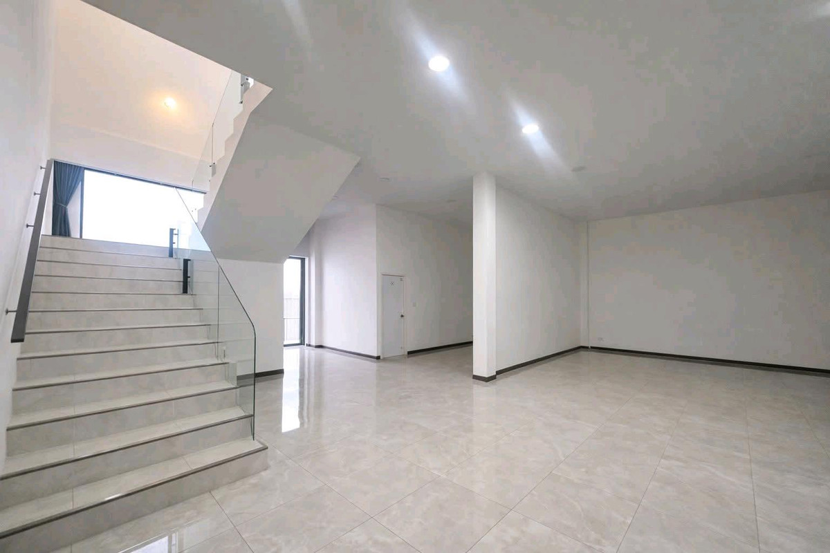 For RentFactoryMahachai Samut Sakhon : 🏭 Factory / warehouse for rent, Krathum Baen, Samut Sakhon 
, area over 5,000 sq m | 3-phase power 50 KVA | Trailer can enter | No common fees.