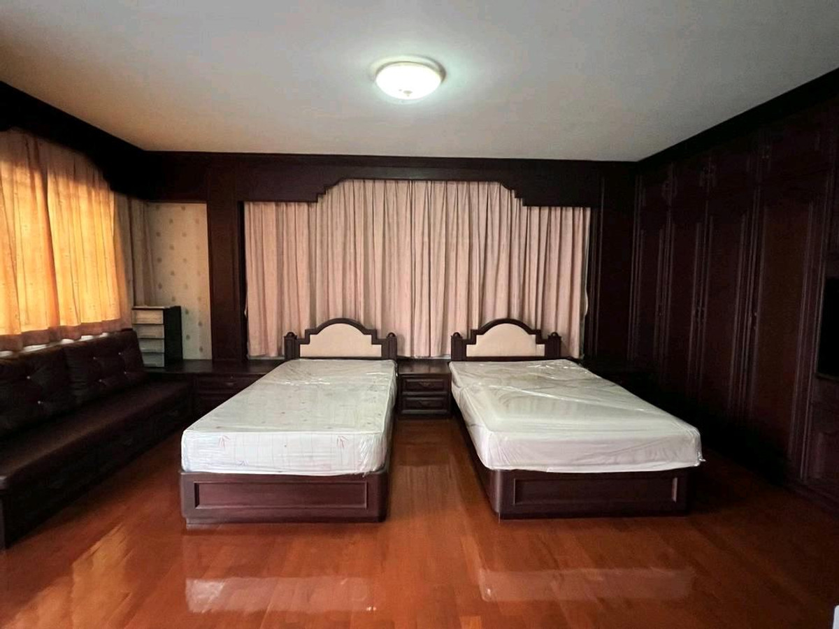 For SaleHouseSathorn, Narathiwat : Urgent sale
3 story house
Well decorated and ready to move in.
.
Soi Charoen Krung area