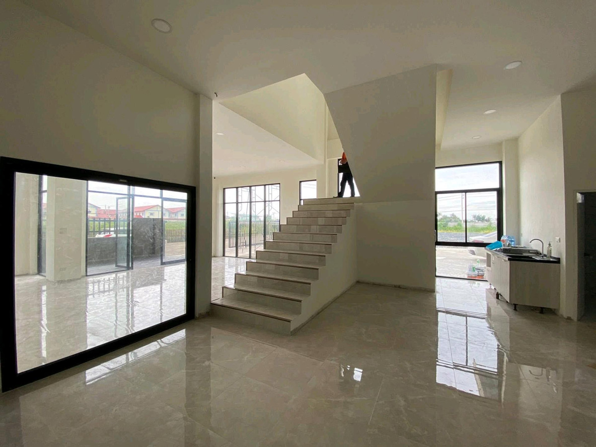 For RentFactoryMahachai Samut Sakhon : 🏭 Factory / warehouse for rent, Krathum Baen, Samut Sakhon 
, area over 5,000 sq m | 3-phase power 50 KVA | Trailer can enter | No common fees.