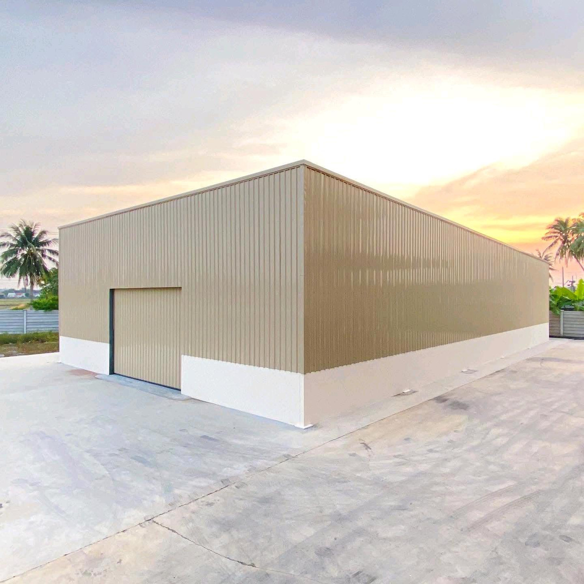 For RentFactoryMahachai Samut Sakhon : 🏭 Factory / warehouse for rent, Krathum Baen, Samut Sakhon 
, area over 5,000 sq m | 3-phase power 50 KVA | Trailer can enter | No common fees.