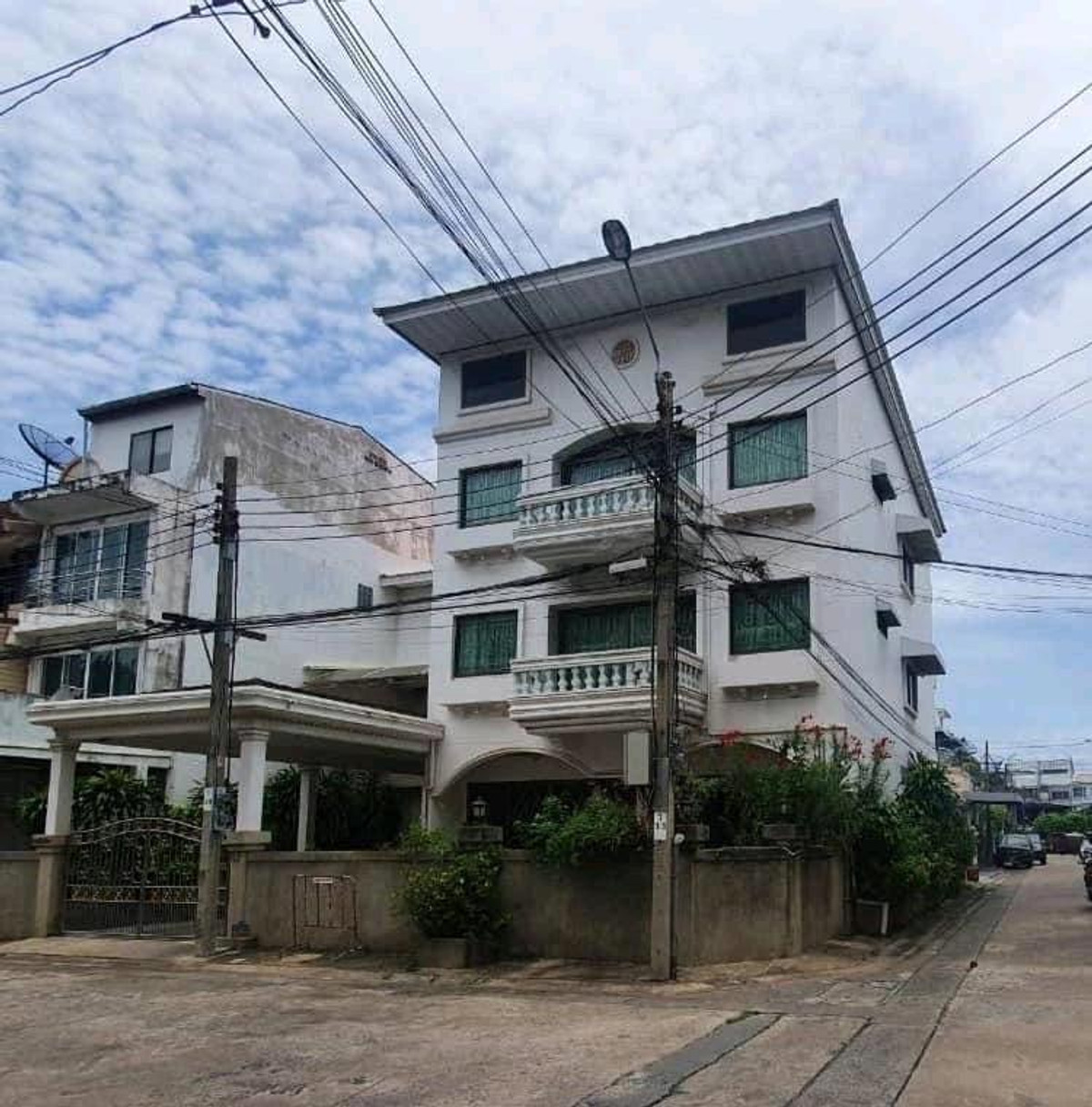 For SaleHouseSathorn, Narathiwat : ขายด่วน
บ้าน 3 ชั้น
ตกแต่งอย่างดีพร้อมอยู่
.
ย่านซอยเจริญกรุง
