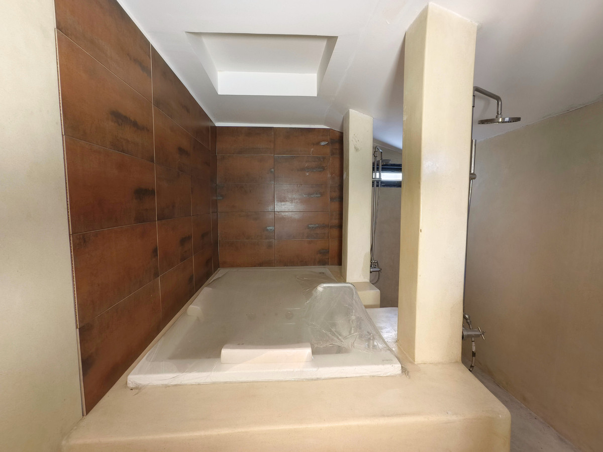 For SaleHouseKasetsart, Ratchayothin : For sale, single-storey detached house, Bali style, Soi Ratchada 36 (Charoensukniwet Village 5), 500 meters from the entrance of the alley, 68 sq m, 4 bedrooms, 5 bathrooms, 1 multi-purpose room. Near the BTS Lat Phrao and Ratchayothin.