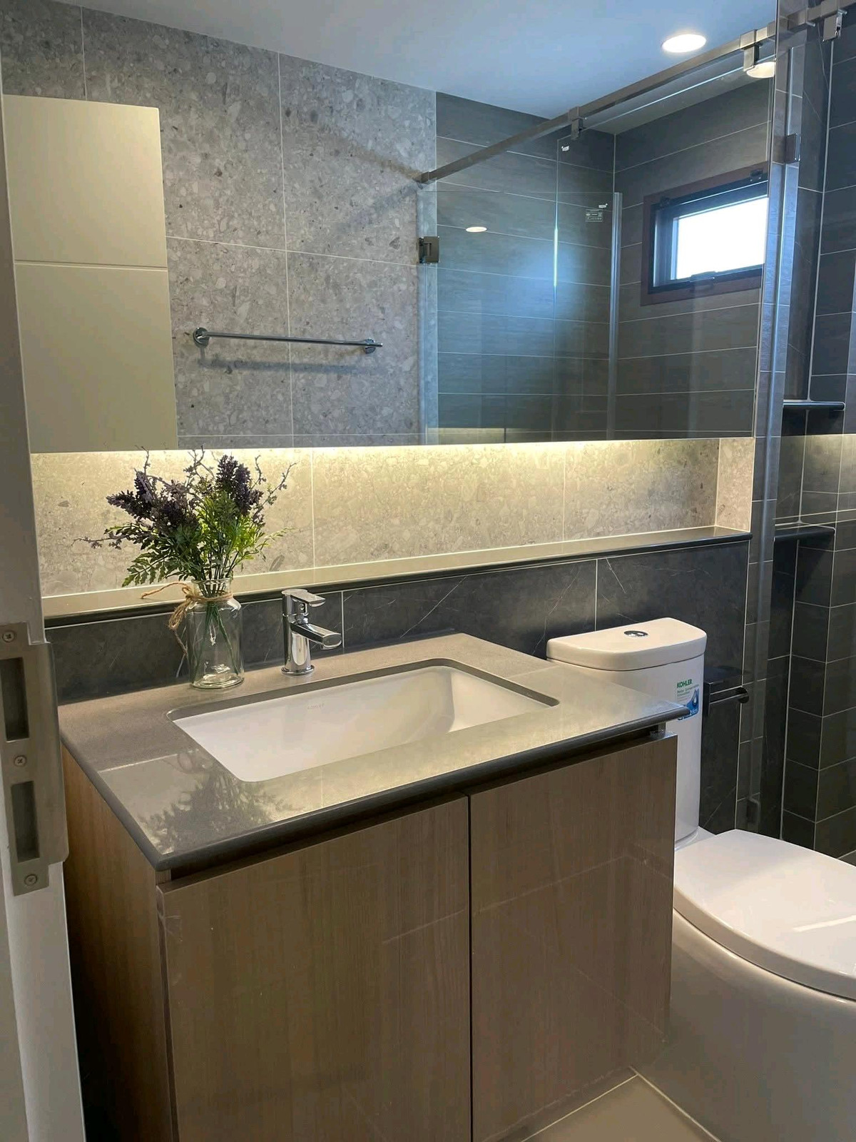 For RentHousePattanakan, Srinakarin : 🍃💫 Luxurious house in a potential location Next to an international school, ready to move in, suitable for families 👨‍👩‍👧‍👦✨