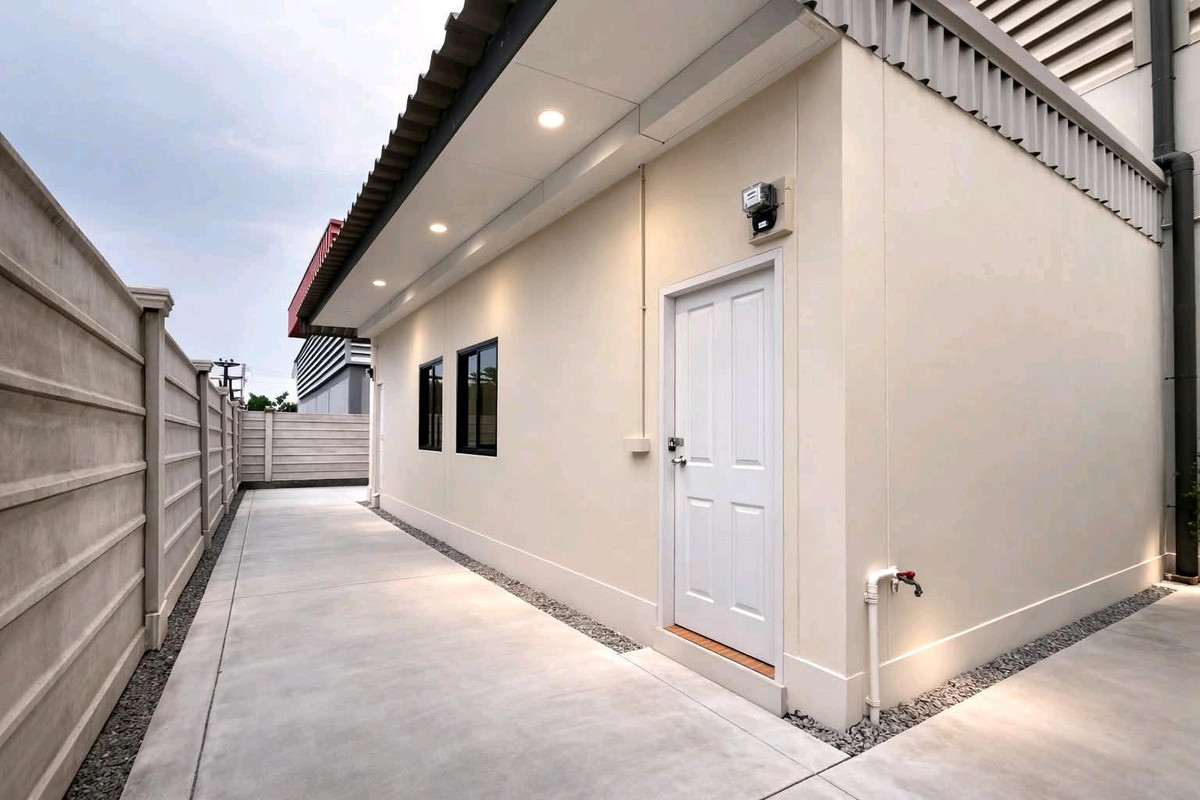 For RentFactoryMahachai Samut Sakhon : 🏭 Factory / warehouse for rent, Krathum Baen, Samut Sakhon 
, area over 5,000 sq m | 3-phase power 50 KVA | Trailer can enter | No common fees.