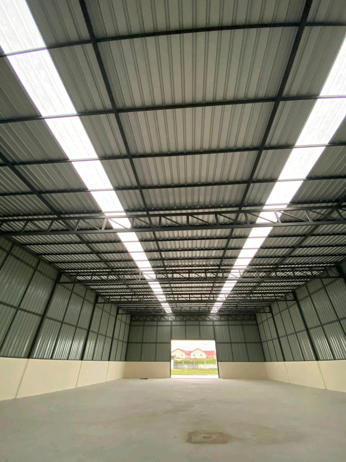 For RentFactoryMahachai Samut Sakhon : 🏭 Factory / warehouse for rent, Krathum Baen, Samut Sakhon 
, area over 5,000 sq m | 3-phase power 50 KVA | Trailer can enter | No common fees.