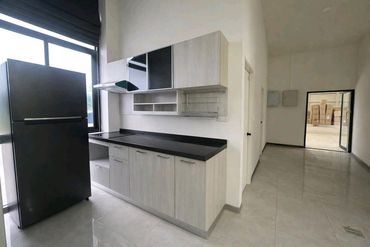 For RentFactoryMahachai Samut Sakhon : 🏭 Factory / warehouse for rent, Krathum Baen, Samut Sakhon 
, area over 5,000 sq m | 3-phase power 50 KVA | Trailer can enter | No common fees.