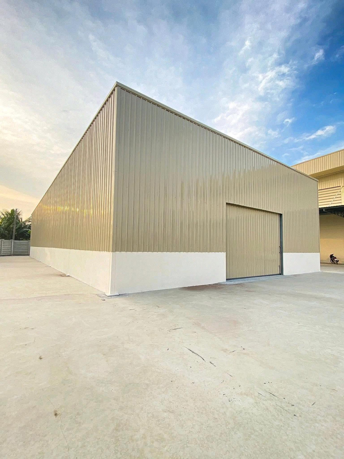 For RentFactoryMahachai Samut Sakhon : 🏭 Factory / warehouse for rent, Krathum Baen, Samut Sakhon 
, area over 5,000 sq m | 3-phase power 50 KVA | Trailer can enter | No common fees.