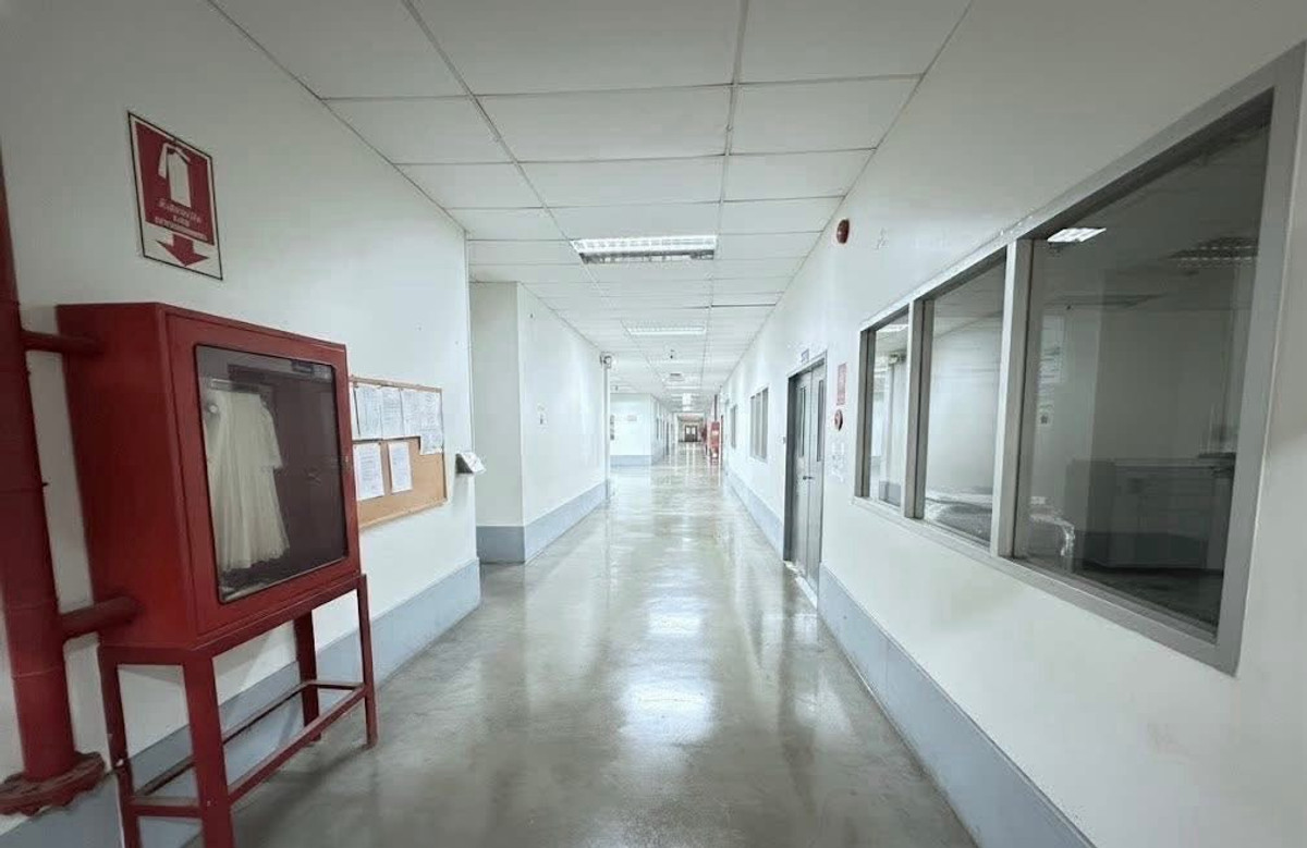 ขายโรงงานลาดกระบัง สุวรรณภูมิ : ขายโรงงาน ลาดกระบัง ผังเมืองสีม่วง พร้อมใบอนุญาตโรงงาน มีโกดังและออฟฟิศ พื้นที่ใช้สอย 6,700 ตร.ม ใกล้สนามบินสุวรรณภูมิ เหมาะลงทุนและดำเนินกิจการทันที