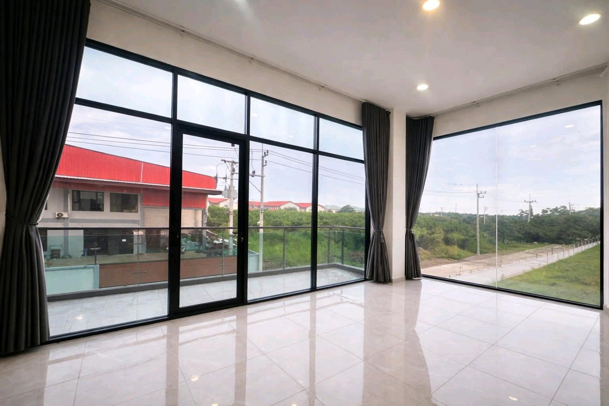 For RentFactoryMahachai Samut Sakhon : 🏭 Factory / warehouse for rent, Krathum Baen, Samut Sakhon 
, area over 5,000 sq m | 3-phase power 50 KVA | Trailer can enter | No common fees.