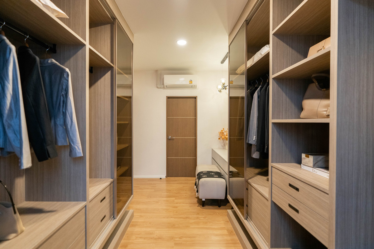 ขายทาวน์โฮมเลียบทางด่วนรามอินทรา : For sale Town house  in Liab Duan Ramintra! Easy to go ladprao and Ekkamai near Express way and Shopping mall