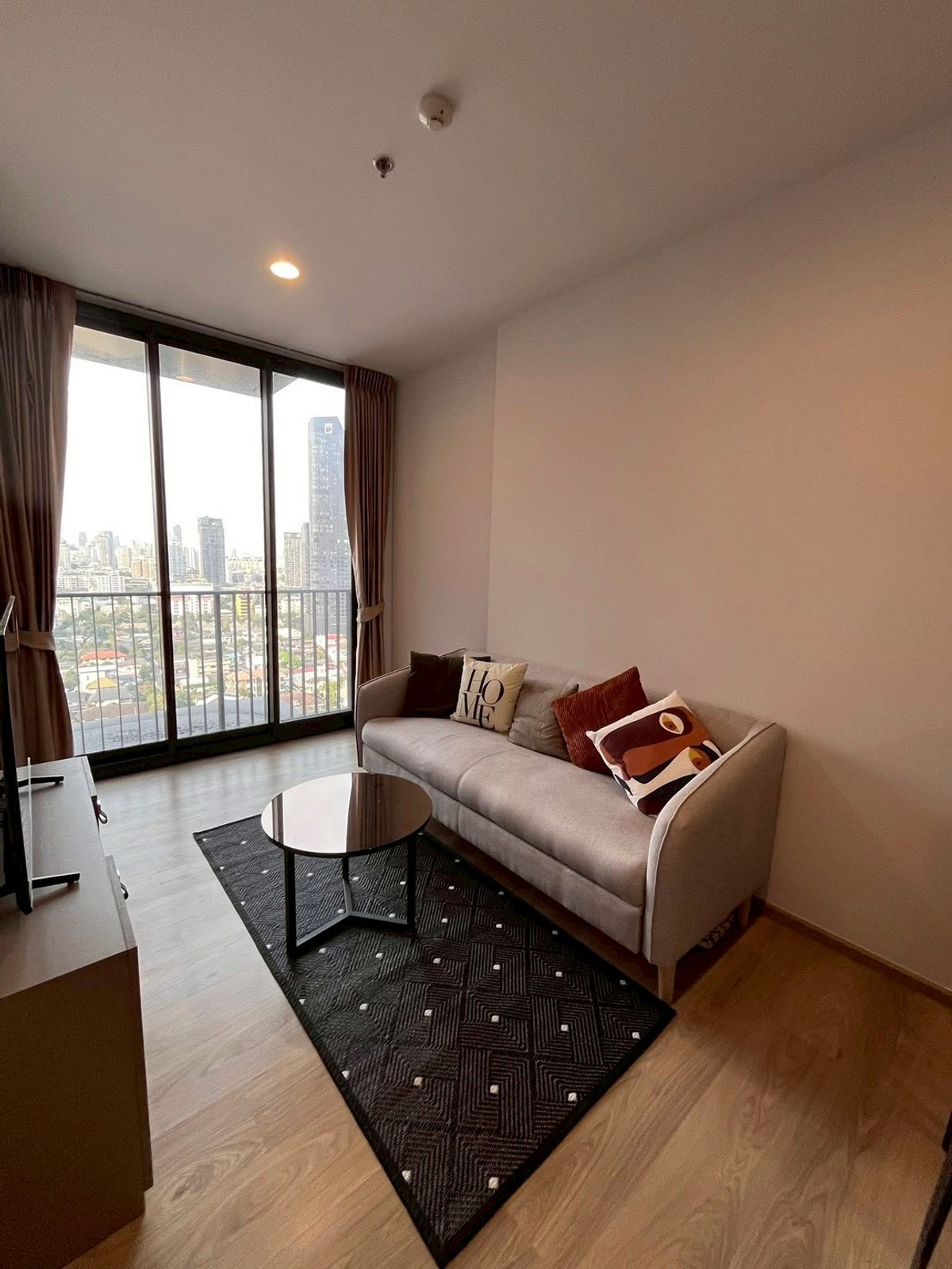 For RentCondoSukhumvit, Asoke, Thonglor : Cheapest rent in the building! ✅Oka Haus Sukhumvit 36 ​​Oka Haus Sukhumvit 36 ​​(BTS Thonglor)