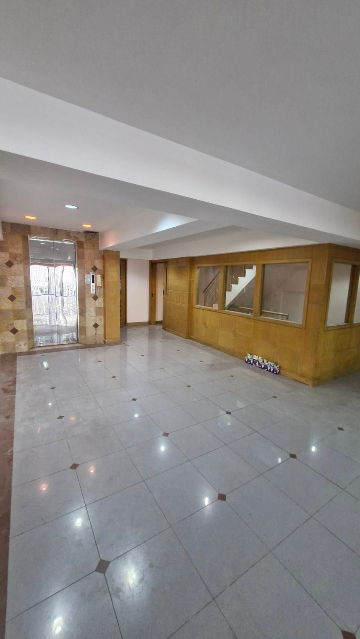 For RentShop HouseRama9, Petchburi, RCA : Commercial building for rent for office use (6 floors) near University of the Thai Chamber of Commerce.