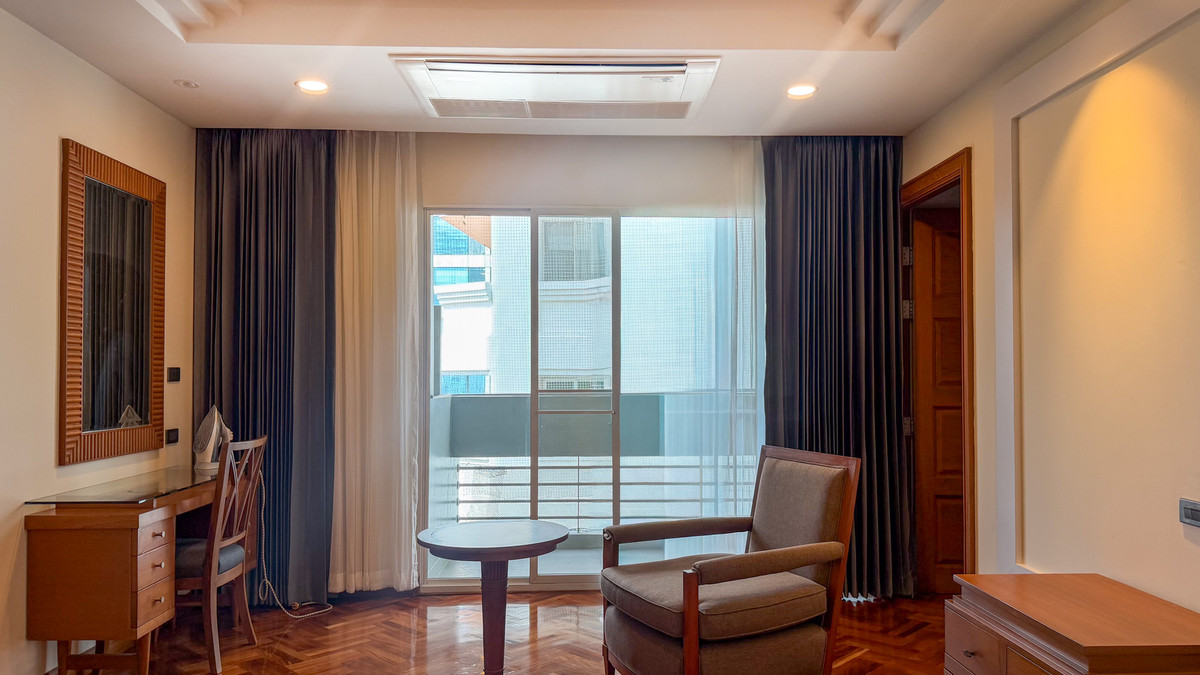 For RentNana, North Nana,Sukhumvit13, Soi Nana : Spacious 3-Bedroom 220 Sq.m. for Rent | B.T. Residence Sukhumvit 8 Please call: 062-496-6454