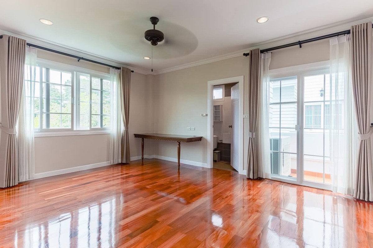 ให้เช่าบ้านบางนา แบริ่ง ลาซาล : ให้เช่าบ้านเดี่ยว Fantasia Villa 4 ศรีนครินทร์ บางนา บ้านสไตล์ Victorian พื้นที่กว้าง เลี้ยงสัตว์ได้ ใกล้ MRT ศรีเอี่ยม