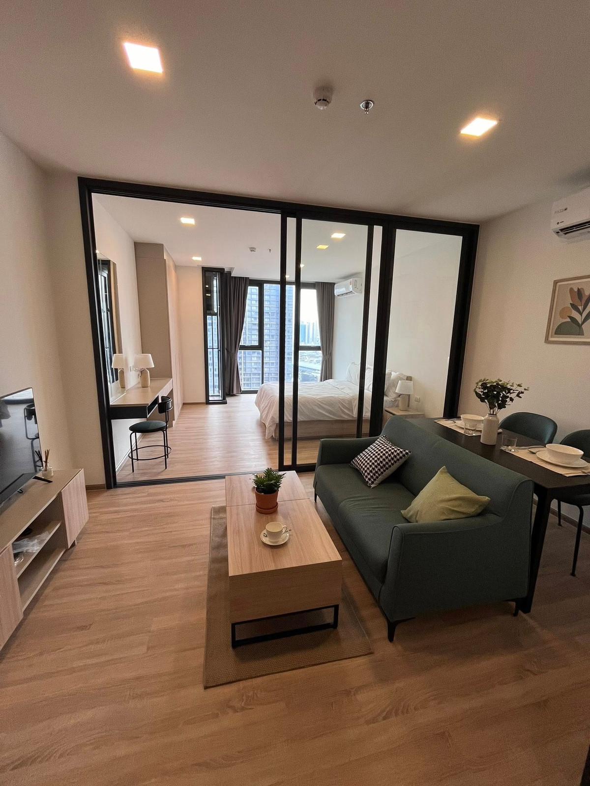 For RentCondoRatchathewi,Phayathai : 🏢 For Rent Brand New XT Phayathai Condo | High Floor, Open View | Spacious, Move-in Ready | Central Location, Near BTS & Airport Rail Link✨