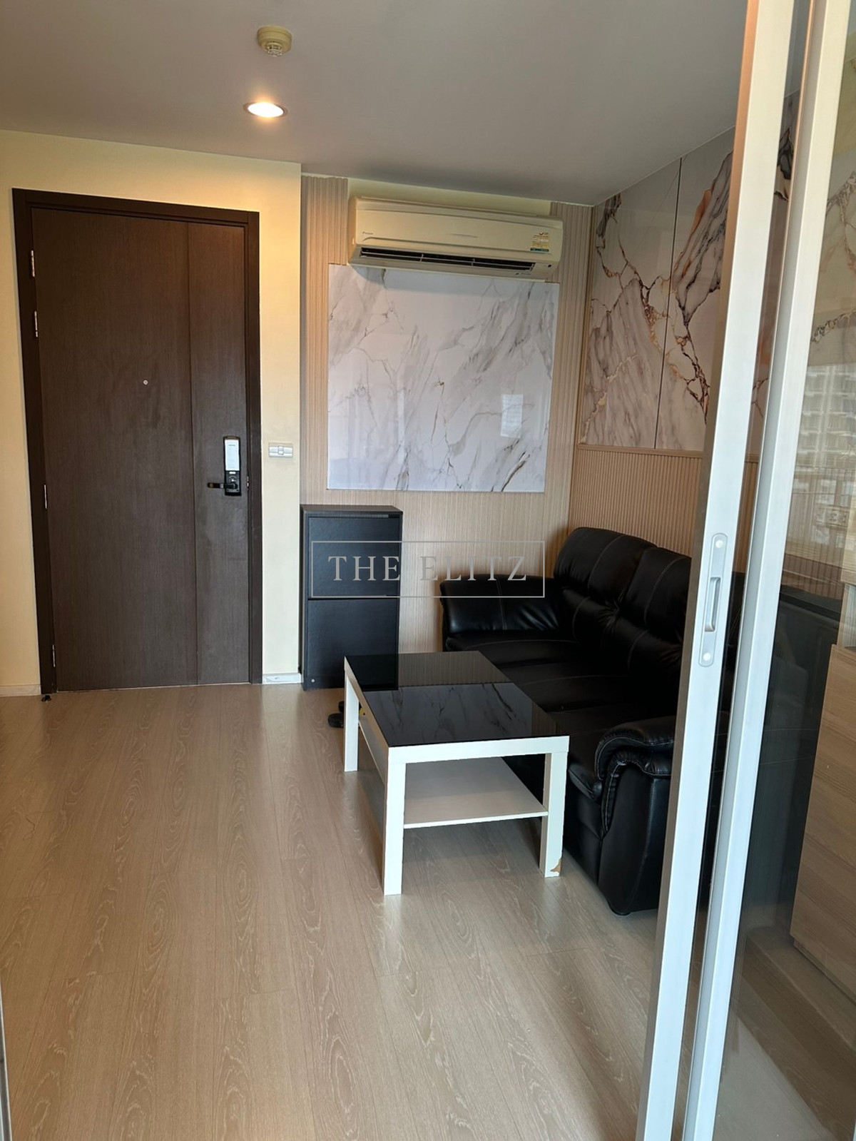 For RentCondoSathorn, Narathiwat : ✨ Live your life 'Fast Track' In the heart of Sathorn, Rhythm Sathorn-Narathiwat, near BRT Akhan Songkhro. Just a short walk to Sathorn-Narathiwat intersection 💕