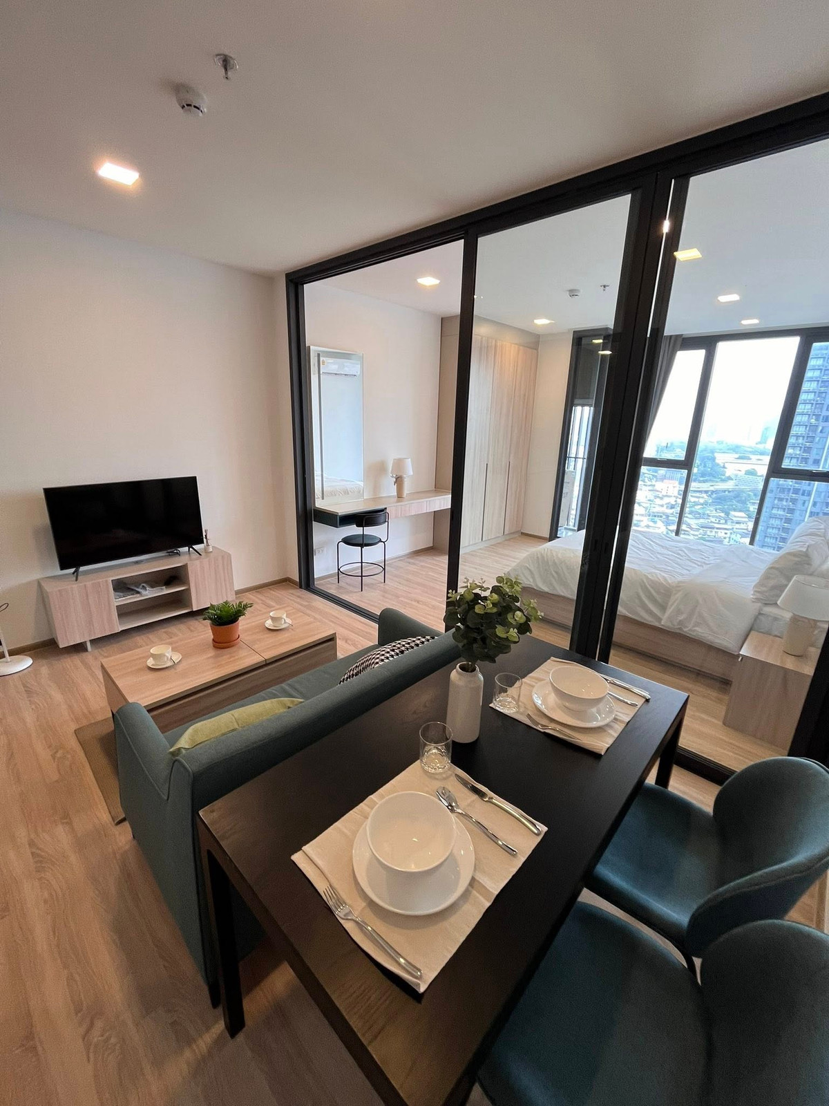 For RentCondoRatchathewi,Phayathai : 🏢 For Rent Brand New XT Phayathai Condo | High Floor, Open View | Spacious, Move-in Ready | Central Location, Near BTS & Airport Rail Link✨