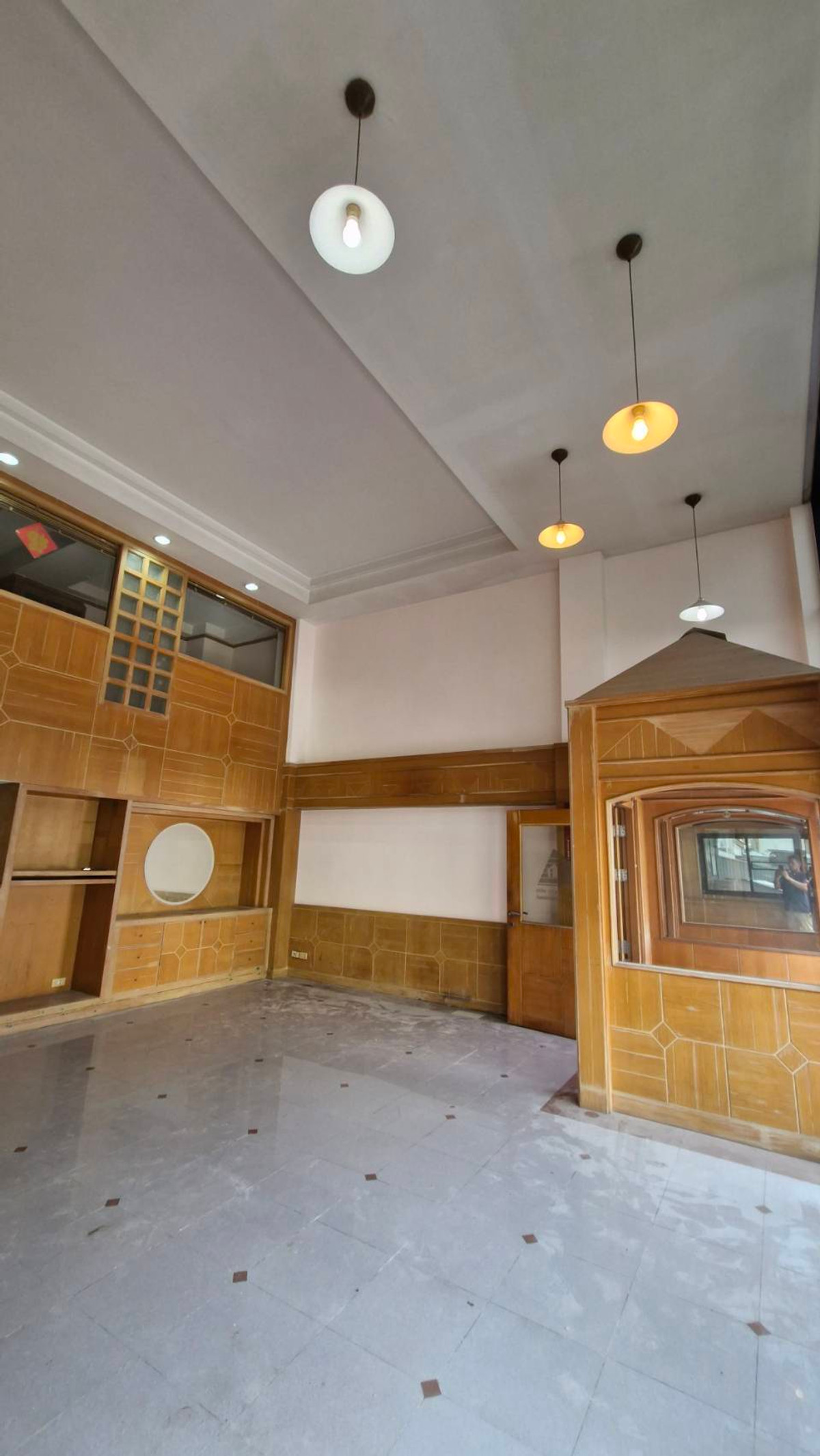 For RentShop HouseRama9, Petchburi, RCA : Commercial building for rent for office use (6 floors) near University of the Thai Chamber of Commerce.