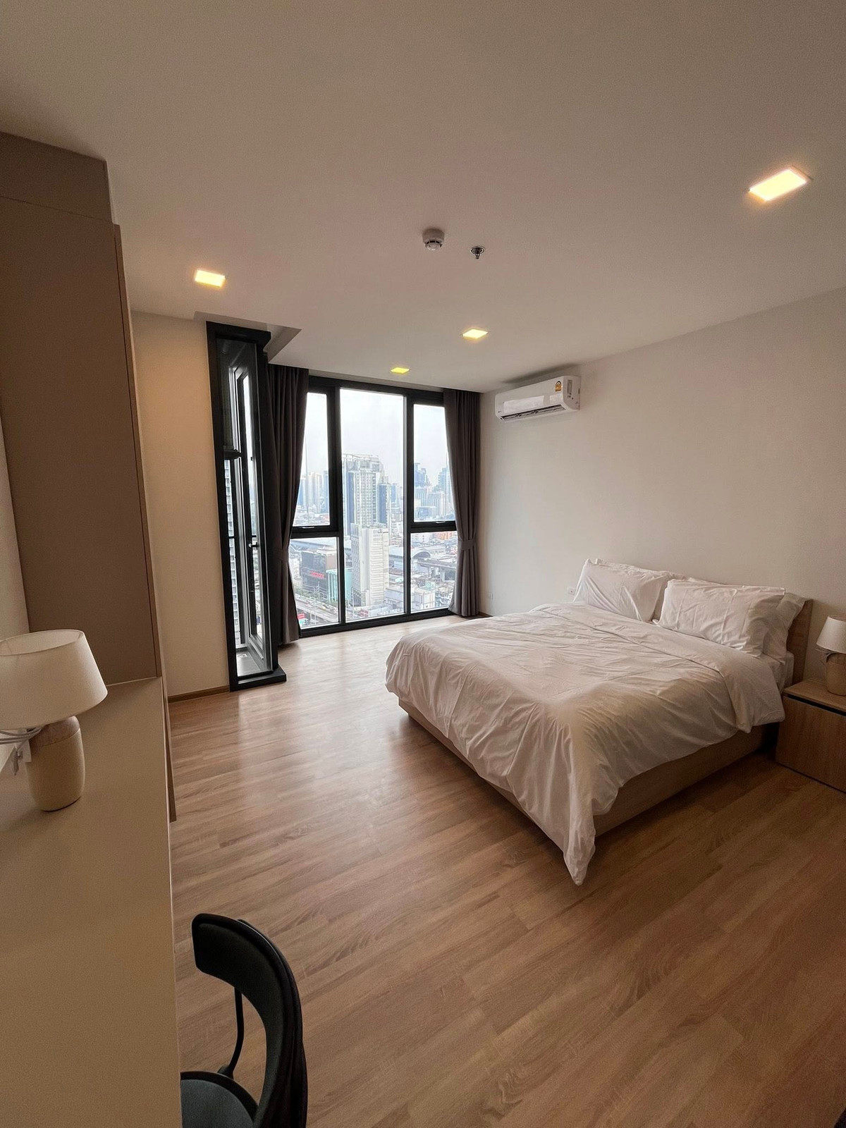 For RentCondoRatchathewi,Phayathai : 🏢 For Rent Brand New XT Phayathai Condo | High Floor, Open View | Spacious, Move-in Ready | Central Location, Near BTS & Airport Rail Link✨