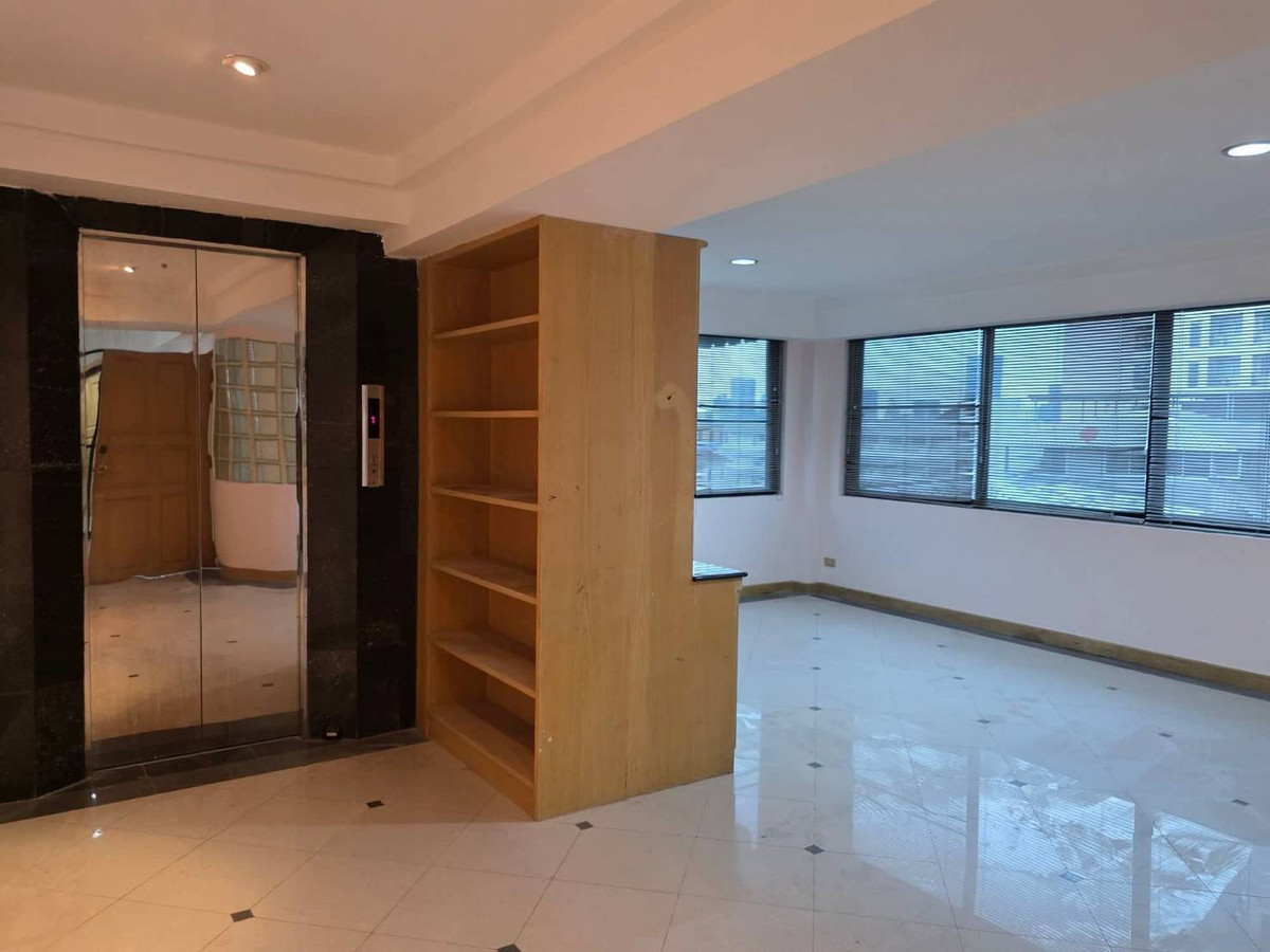 For RentShop HouseRama9, Petchburi, RCA : Commercial building for rent for office use (6 floors) near University of the Thai Chamber of Commerce.