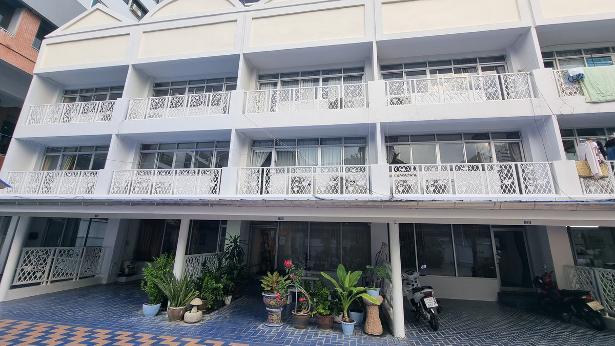 ให้เช่าทาวน์โฮมสุขุมวิท อโศก ทองหล่อ : เช่าทาวน์เฮาส์ ทำเลพร้อมพงษ์ 4 ห้องนอน 5 ห้องน้ำ เหมาะสำหรับอยู่อาศัย บรรยากาศเงียบสงบ เดินทางสะดวก 