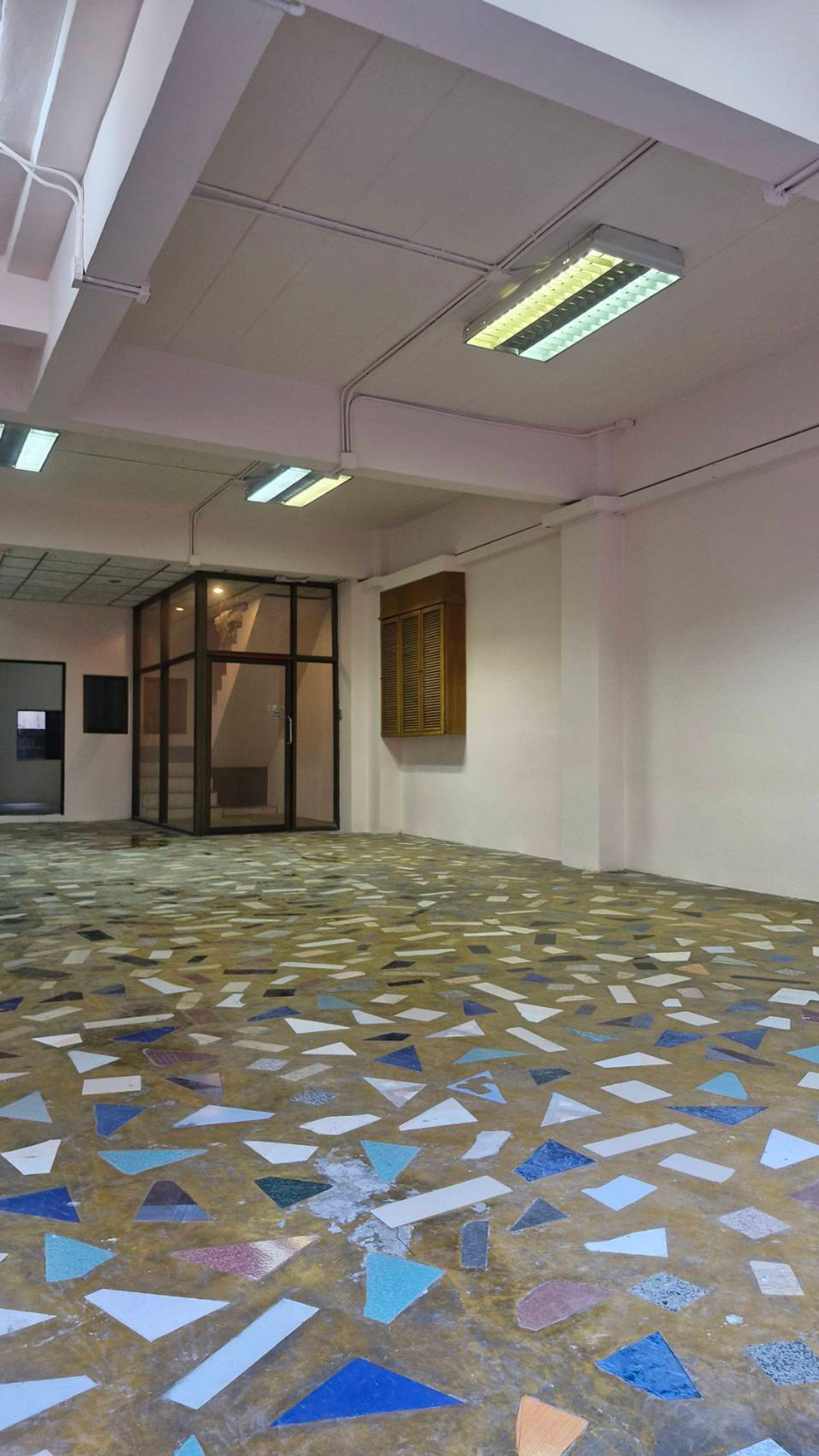 For RentShop HouseRama9, Petchburi, RCA : Commercial building for rent for office use (6 floors) near University of the Thai Chamber of Commerce.