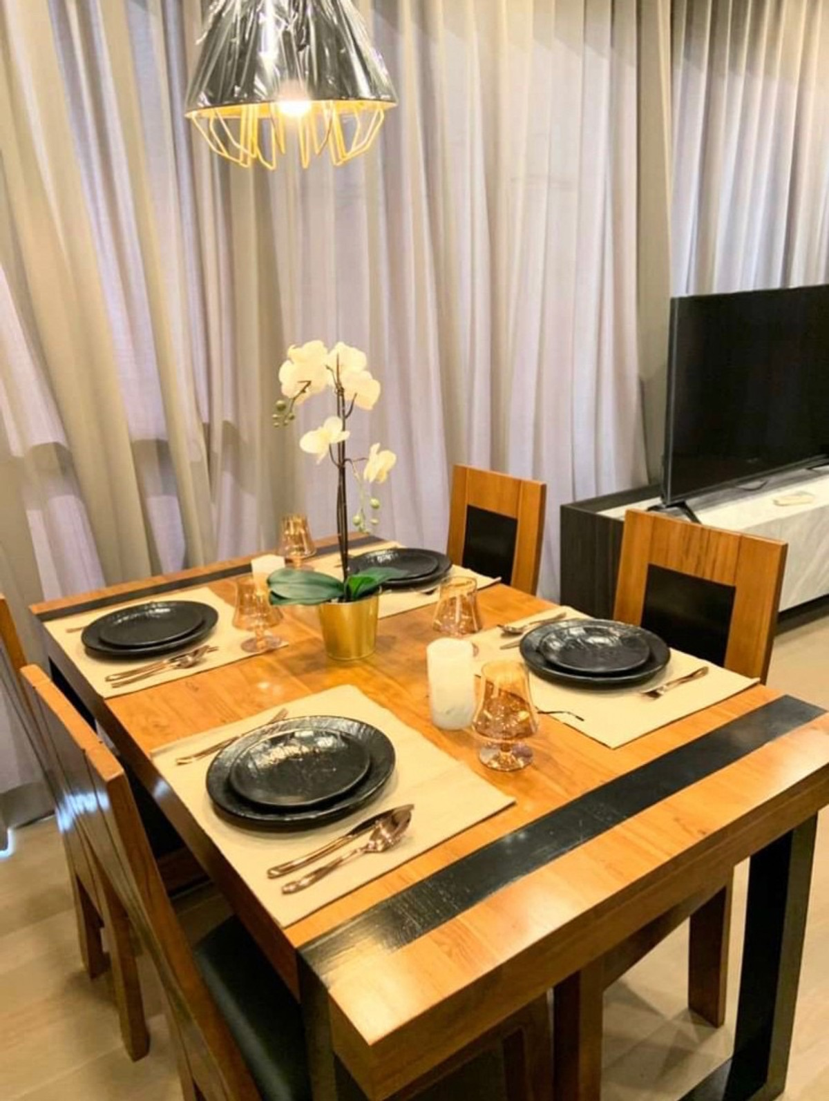 ขายคอนโดสยาม จุฬา สามย่าน :  ★ราคาพิเศษมาก ในราคา 15.24 ลบ. อยู่ติดถนนพระราม 4 ฝั่งตรงข้ามจามจุรีสแควร์ เดินทางสะดวกมาก ใกล้สยาม, สาทร, สีลม ห่างจาก MRT สามย่านเพียง 180 เมตร ★ Ashton Chula-Silom ★