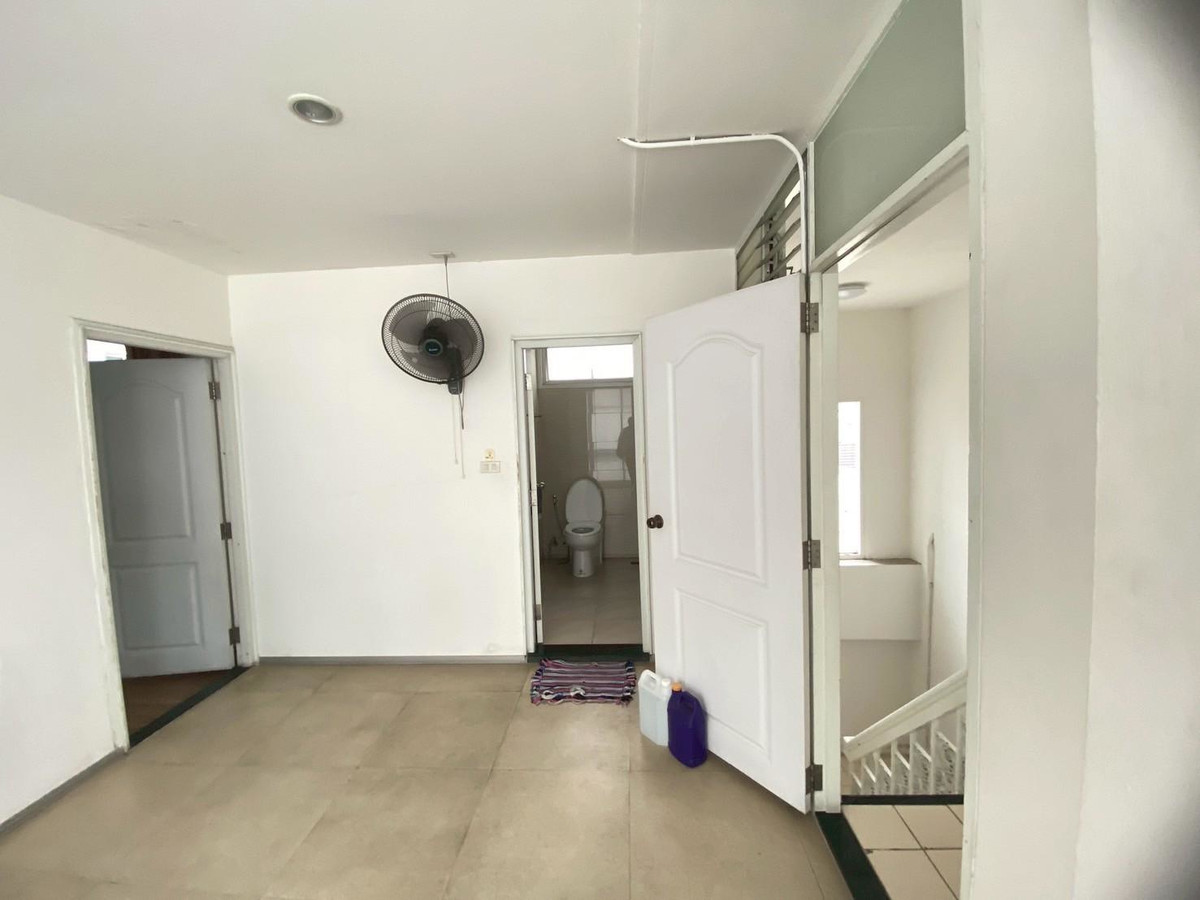 For RentShowroomRatchathewi,Phayathai : Rare Item Showroom For rent: Car showroom for rent. Ready to move in. Showroom ready for rent in the heart of Phaya Thai city #rare location