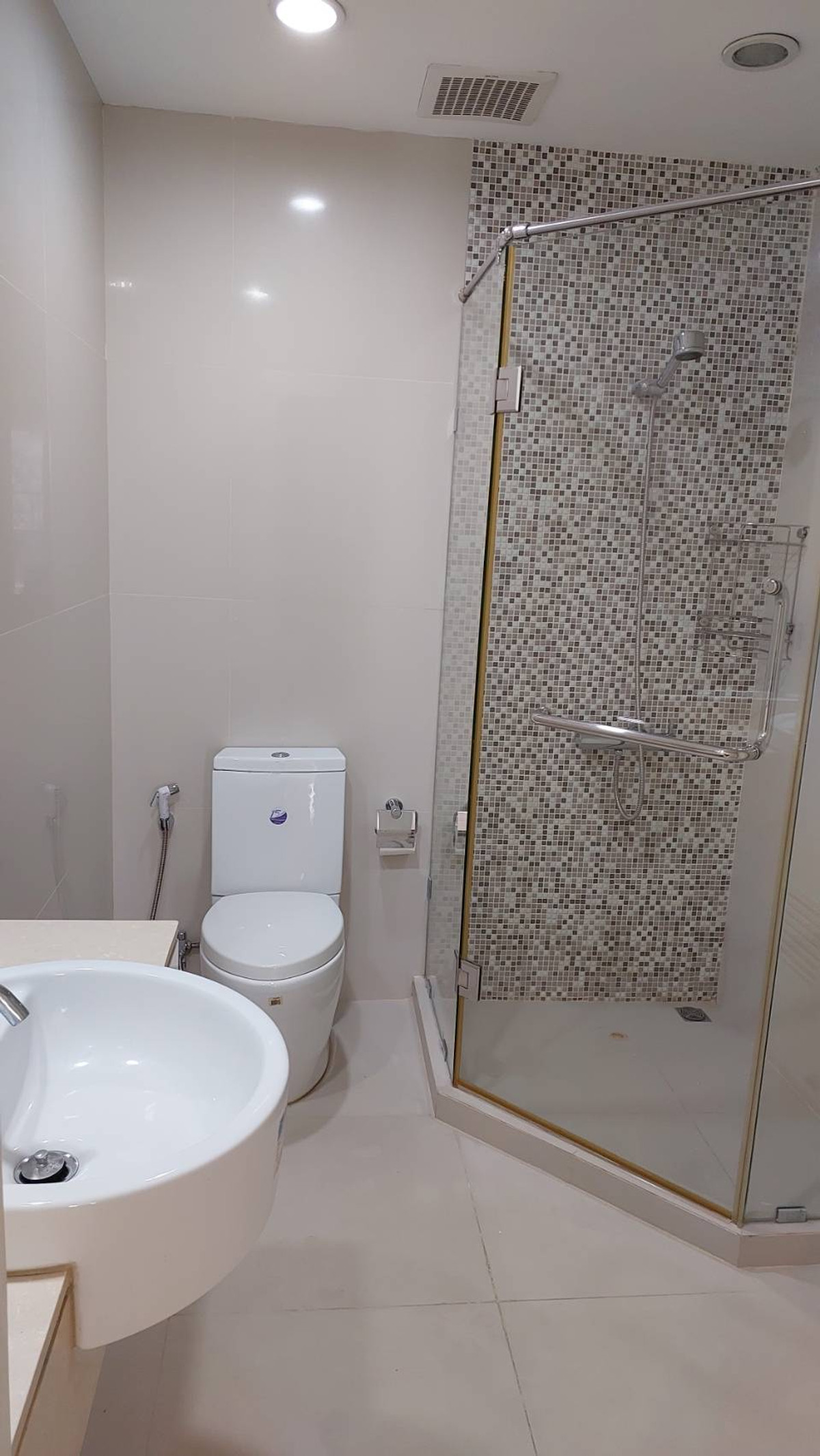 For RentCondoWitthayu, Chidlom, Langsuan, Ploenchit : 🌟 Elevate Your Urban Lifestyle! Spacious Luxury Condo for Rent at The Rajdamri.