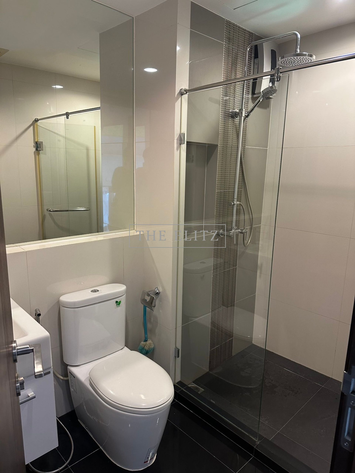 For RentCondoSathorn, Narathiwat : ✨ Live your life 'Fast Track' In the heart of Sathorn, Rhythm Sathorn-Narathiwat, near BRT Akhan Songkhro. Just a short walk to Sathorn-Narathiwat intersection 💕