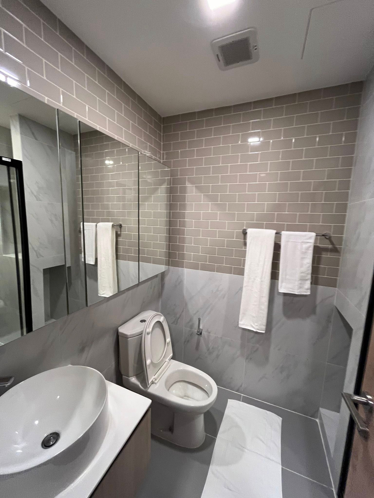 For RentCondoRatchathewi,Phayathai : 🏢 For Rent Brand New XT Phayathai Condo | High Floor, Open View | Spacious, Move-in Ready | Central Location, Near BTS & Airport Rail Link✨