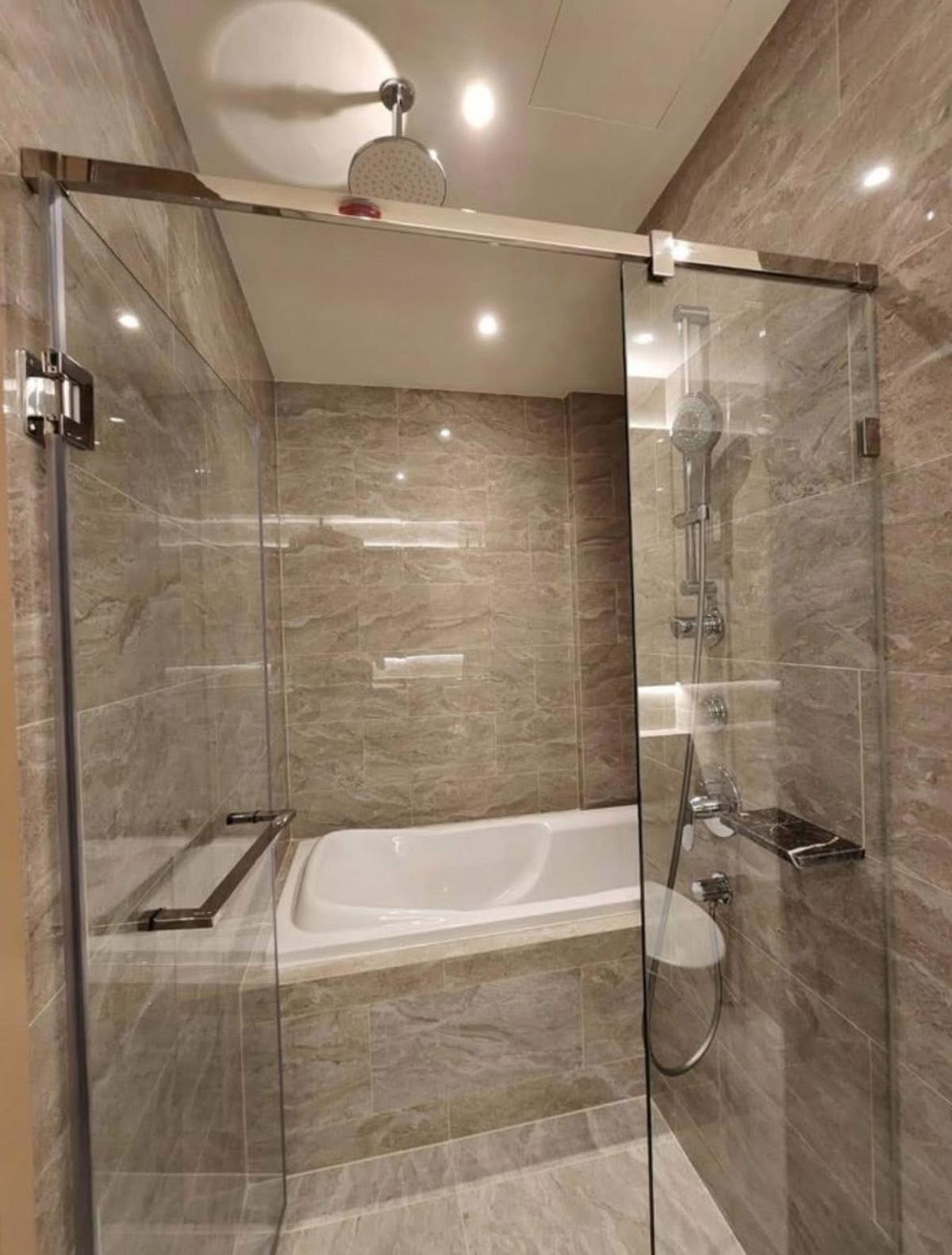 ให้เช่าคอนโดพระราม 9 เพชรบุรีตัดใหม่ RCA : (ให้เช่า) ASHTON Asoke - Rama 9 (แอชตัน อโศก-พระราม 9) – คอนโดหรูใกล้ MRT พระราม 9 ห้องขนาดใหญ่ 2 ห้องนอน ทำเลดีเยี่ยม เดินทางสะดวก พร้อมสิ่งอำนวยความสะดวกครบครัน