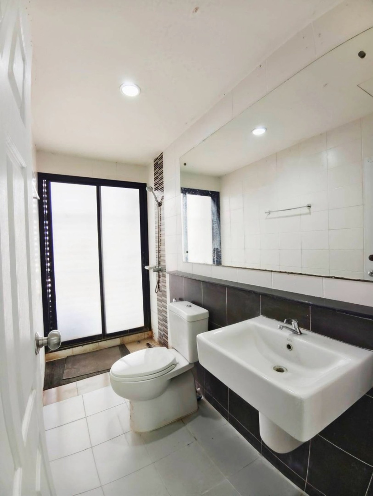 ให้เช่าทาวน์โฮมมีนบุรี-ร่มเกล้า : 🏡✨ ทาวน์โฮม 3 ชั้น ให้เช่า | โซนคลองสามวา ทำเลน่าอยู่ ✨🔑
💸 ราคาเช่า 16,000 บาท/เดือน
(สัญญาขั้นต่ำ 1 ปี)