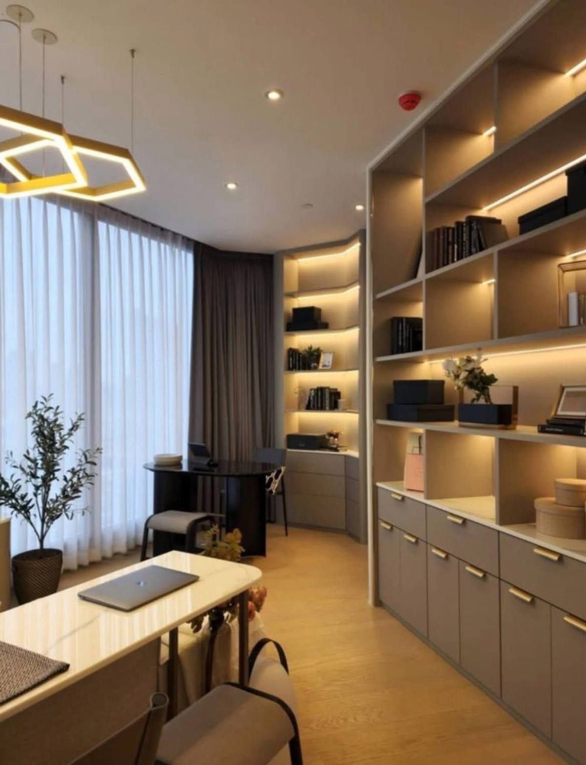 ให้เช่าคอนโดพระราม 9 เพชรบุรีตัดใหม่ RCA : (ให้เช่า) ASHTON Asoke - Rama 9 (แอชตัน อโศก-พระราม 9) – คอนโดหรูใกล้ MRT พระราม 9 ห้องขนาดใหญ่ 2 ห้องนอน ทำเลดีเยี่ยม เดินทางสะดวก พร้อมสิ่งอำนวยความสะดวกครบครัน