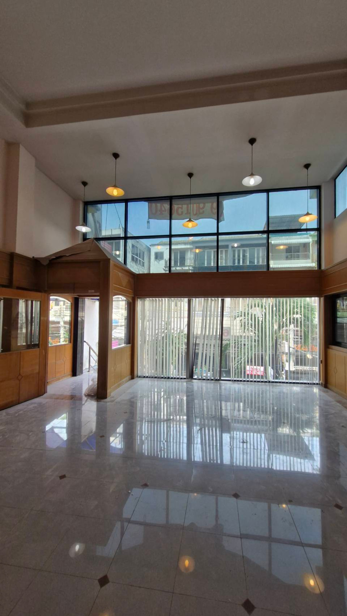 For RentShop HouseRama9, Petchburi, RCA : Commercial building for rent for office use (6 floors) near University of the Thai Chamber of Commerce.