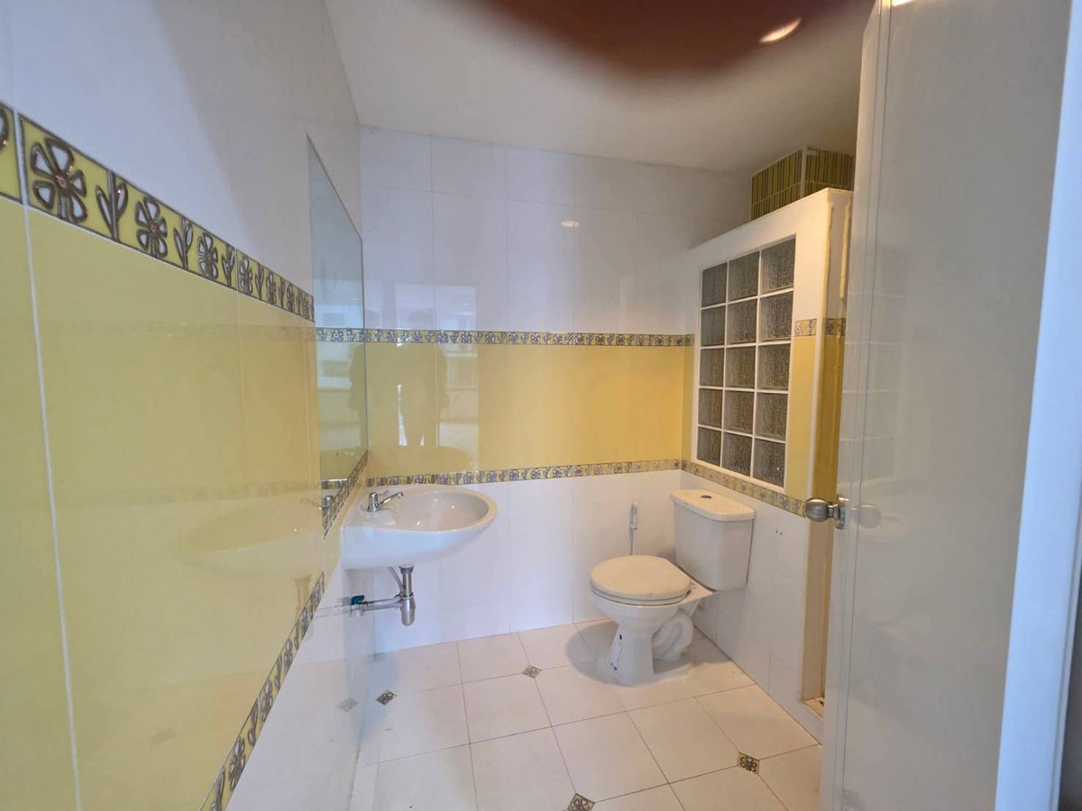 For RentShop HouseRama9, Petchburi, RCA : Commercial building for rent for office use (6 floors) near University of the Thai Chamber of Commerce.