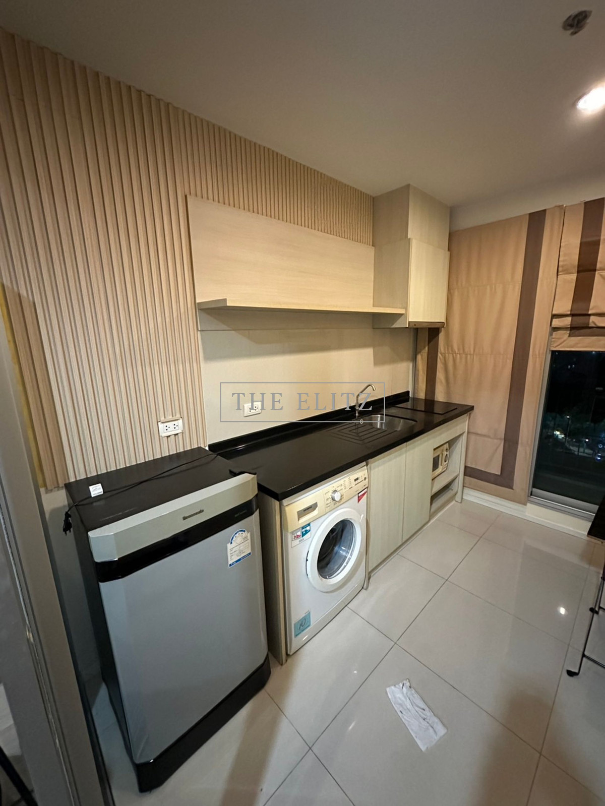 For RentCondoSathorn, Narathiwat : ✨ Live your life 'Fast Track' In the heart of Sathorn, Rhythm Sathorn-Narathiwat, near BRT Akhan Songkhro. Just a short walk to Sathorn-Narathiwat intersection 💕