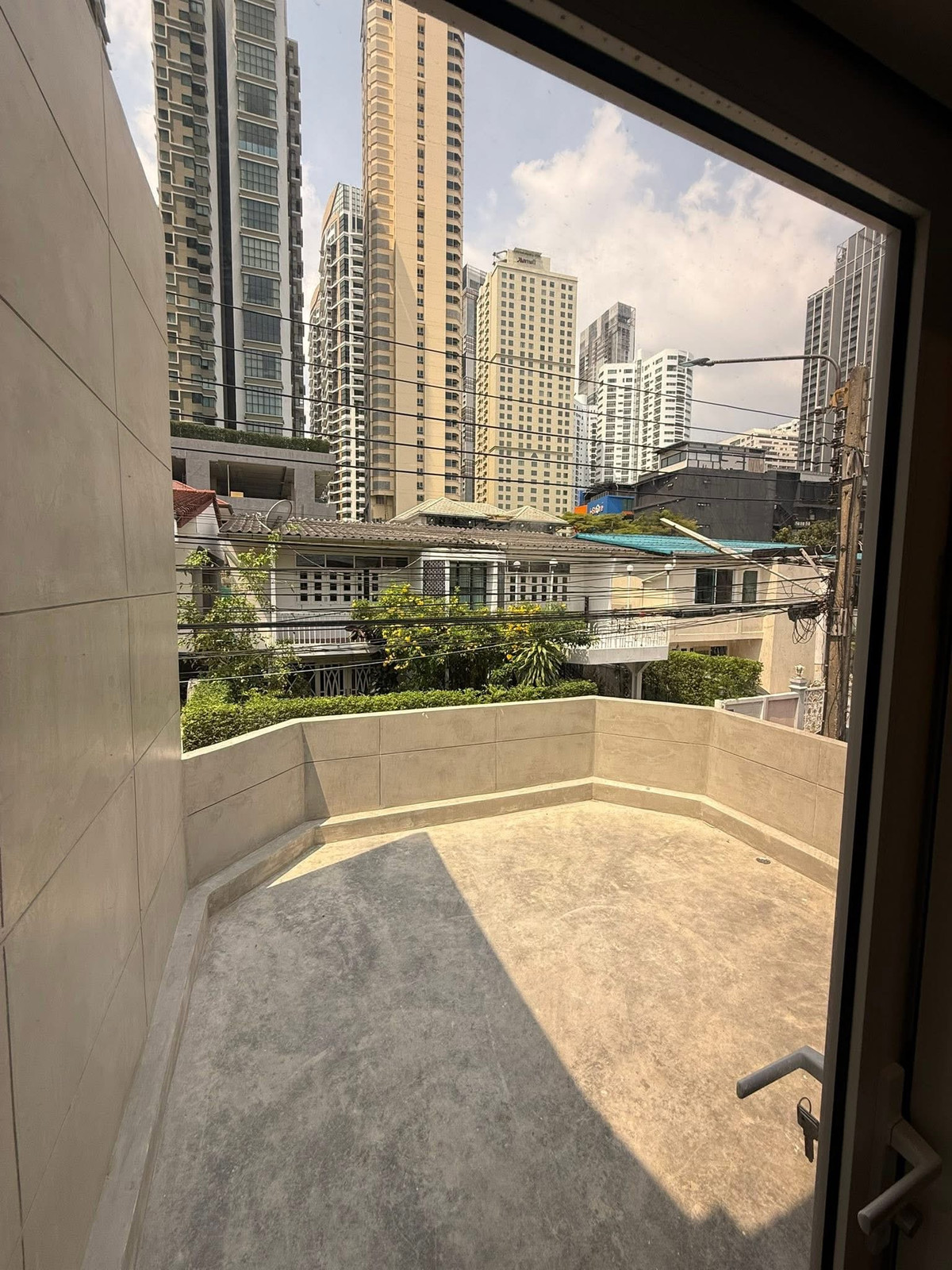 ให้เช่าทาวน์โฮมสุขุมวิท อโศก ทองหล่อ : ให้เช่าทาวน์โฮมรีโนเวทใหม่ สุขุมวิท 26 ใกล้รถไฟฟ้า BTS พร้อมพงษ์ เดินเพียง 10 นาที