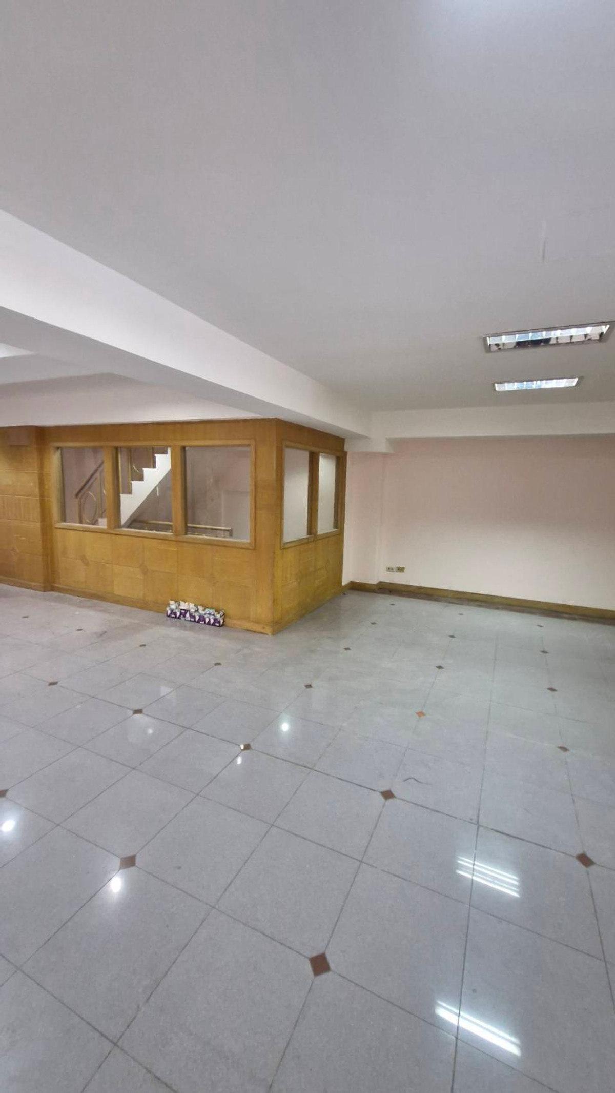 For RentShop HouseRama9, Petchburi, RCA : Commercial building for rent for office use (6 floors) near University of the Thai Chamber of Commerce.