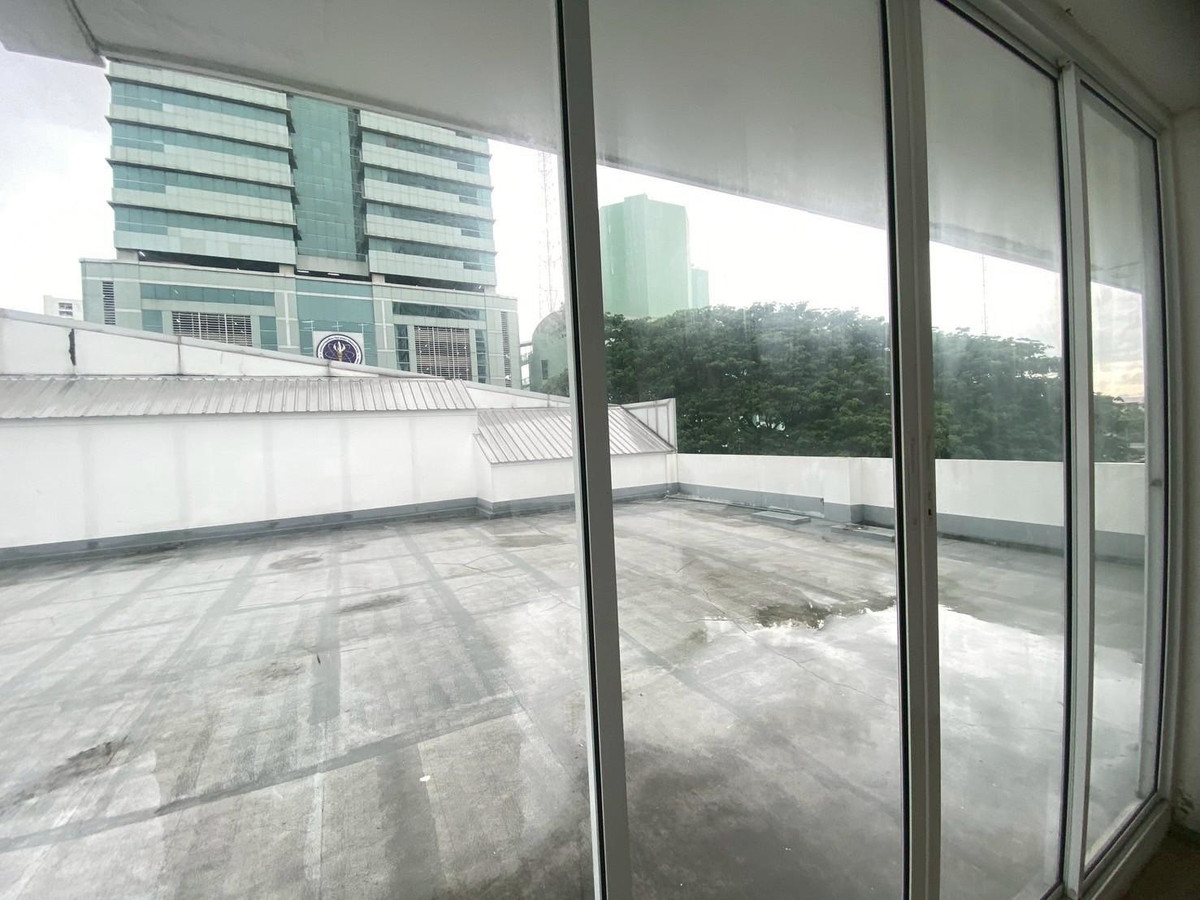 For RentShowroomRatchathewi,Phayathai : Rare Item Showroom For rent: Car showroom for rent. Ready to move in. Showroom ready for rent in the heart of Phaya Thai city #rare location