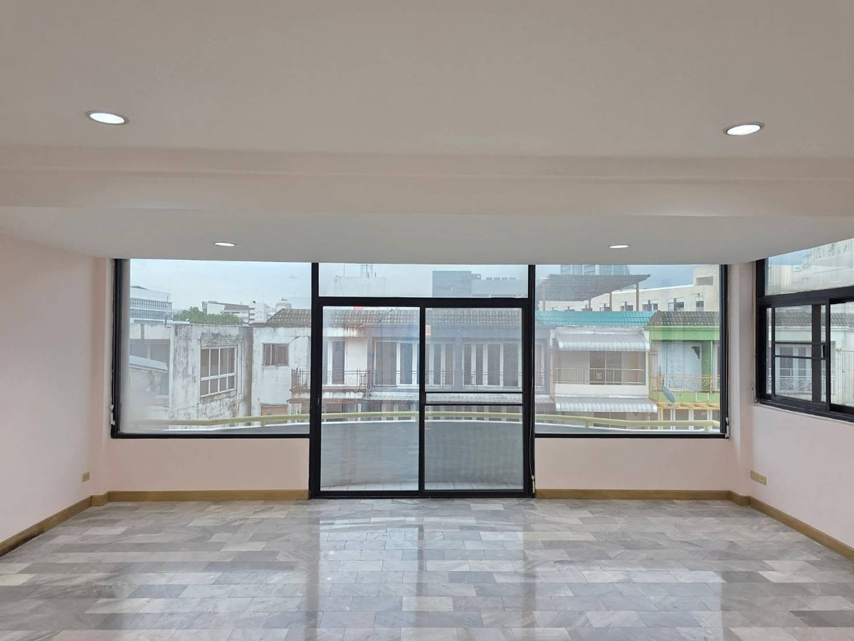 For RentShop HouseRama9, Petchburi, RCA : Commercial building for rent for office use (6 floors) near University of the Thai Chamber of Commerce.