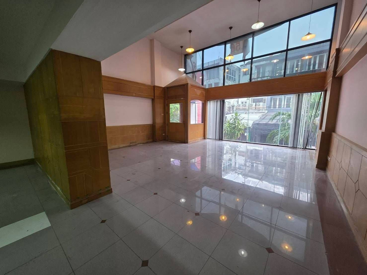 For RentShop HouseRama9, Petchburi, RCA : Commercial building for rent for office use (6 floors) near University of the Thai Chamber of Commerce.